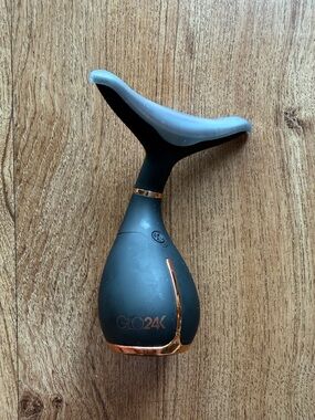 Glo24K Red Light Face Massager